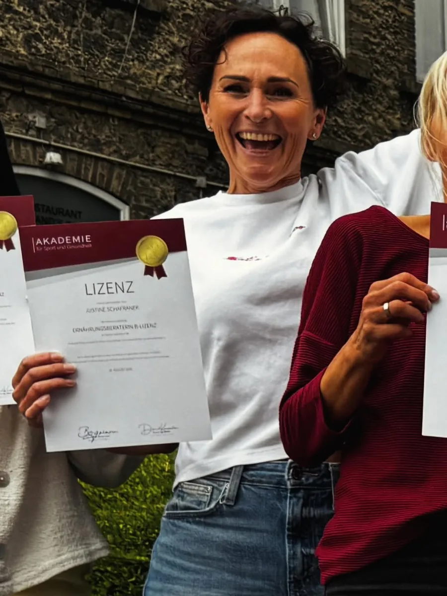 Justine Schafranek mit Lizenzurkunde